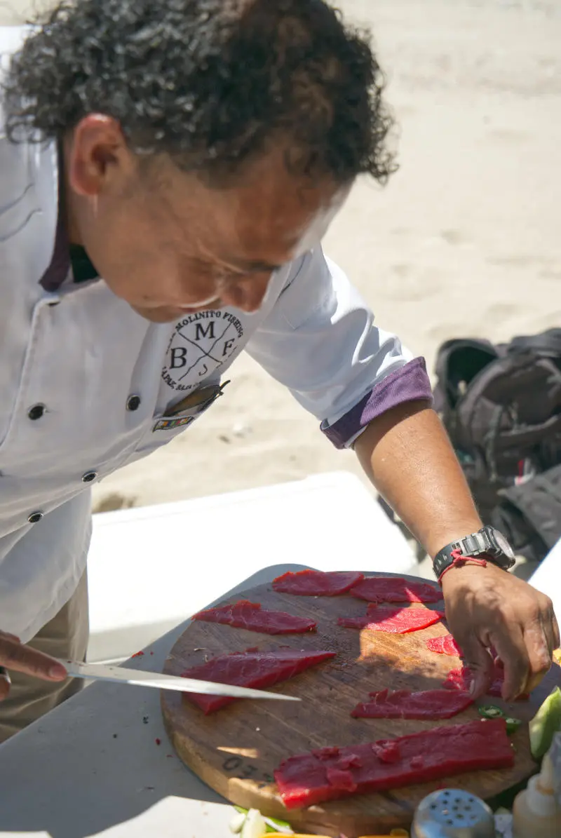 Ceviche y sashimi en la playa.