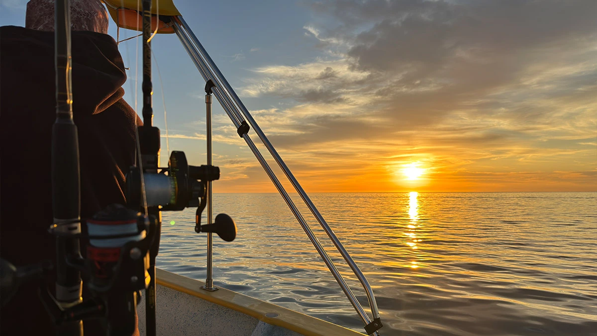 Atardecer en el mar sobre la lancha