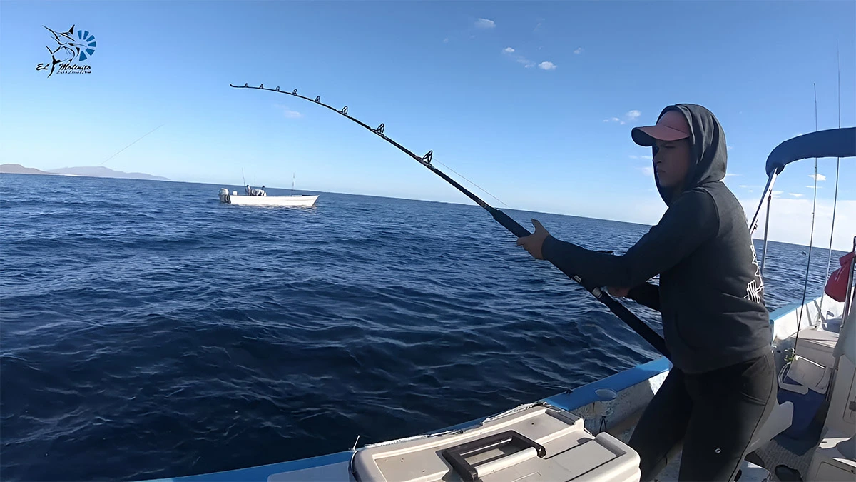 Mujer pescando en el mar