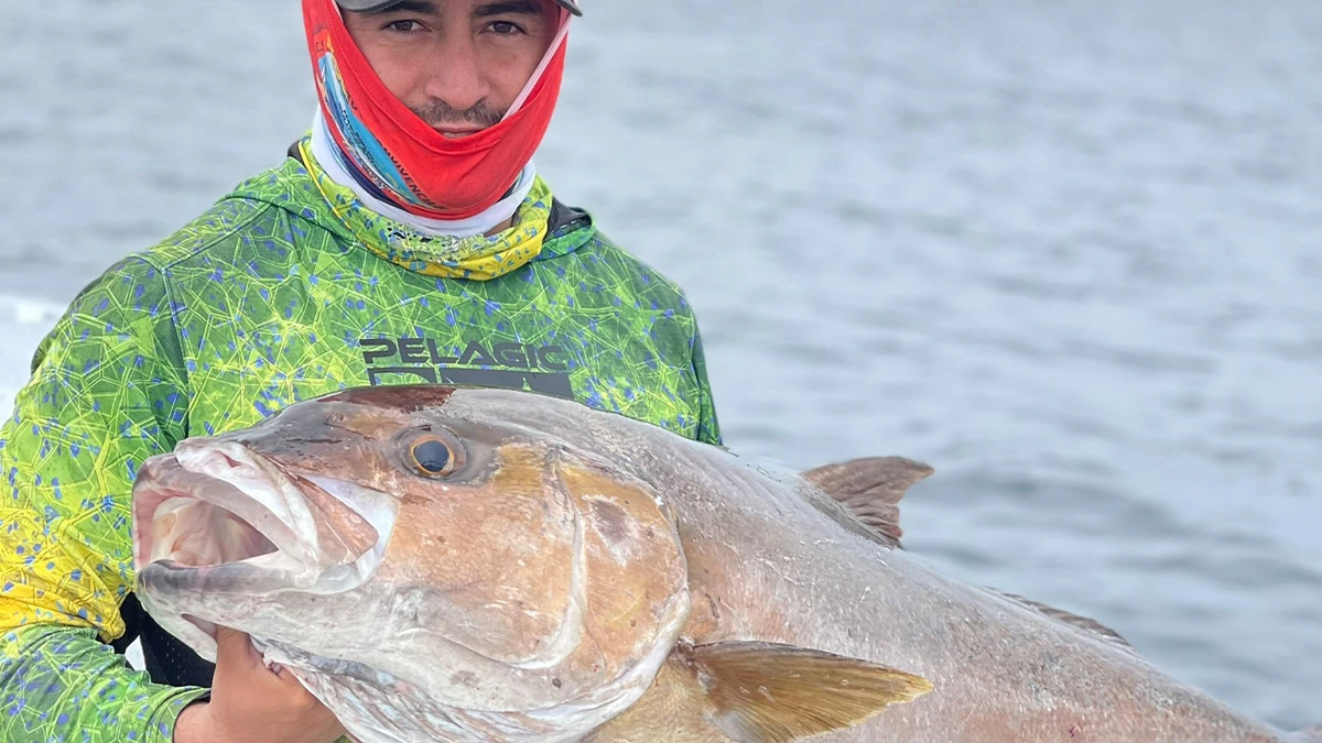 Hombre sosteniendo un pescado