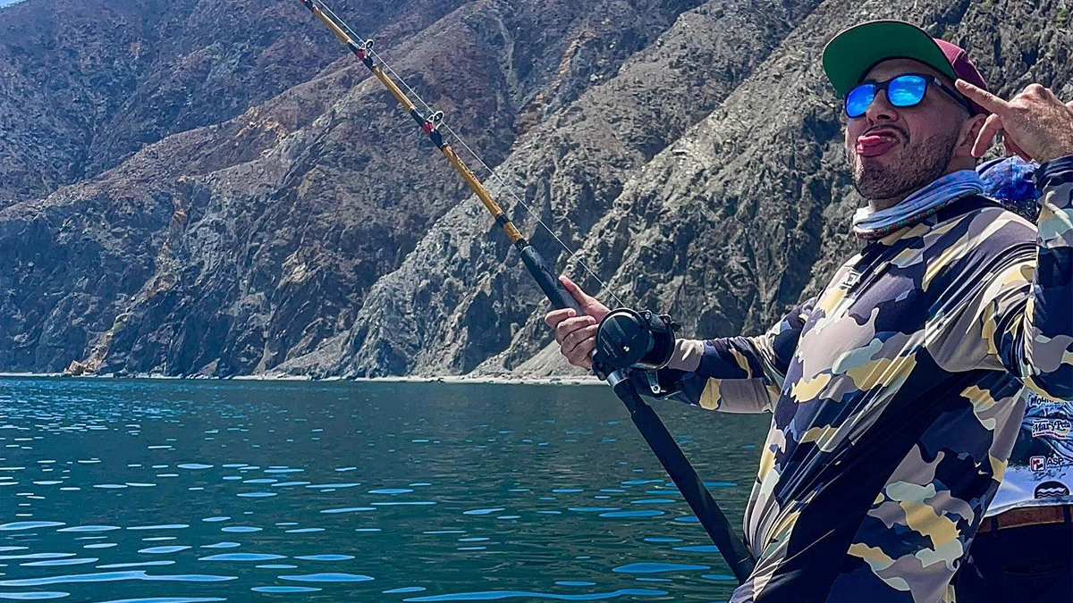 Hombre disfrutando de la pesca en el mar
