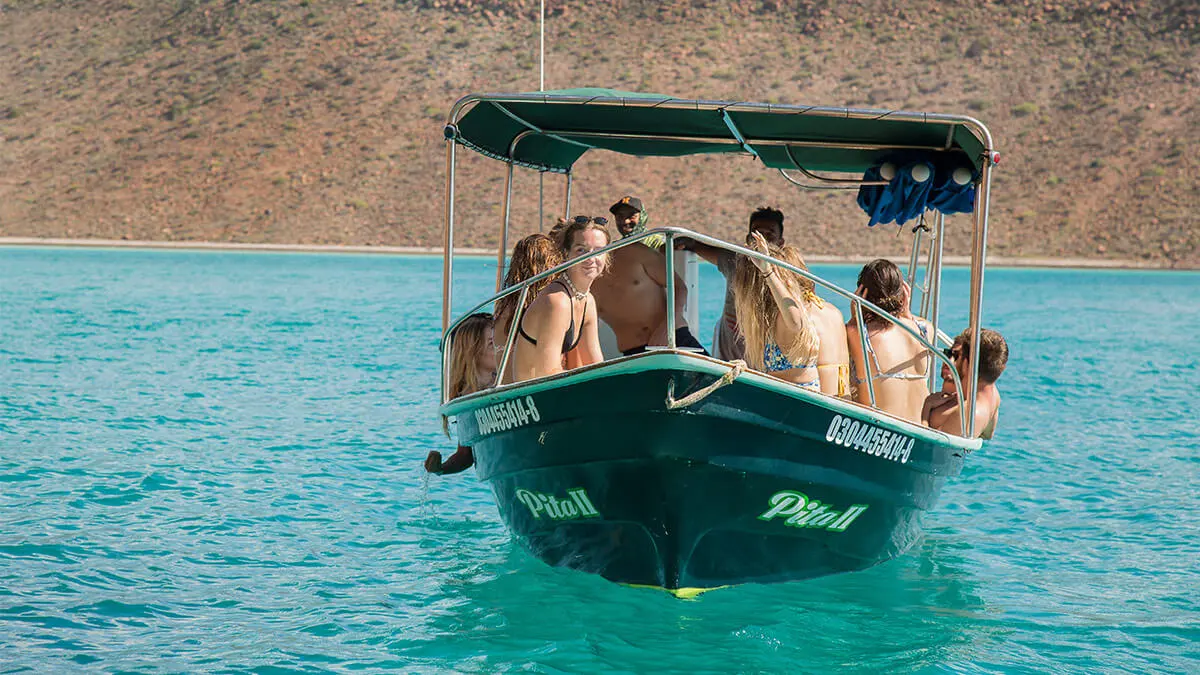 Personas viajando en lancha hacia la Isla Espiritu Santo
