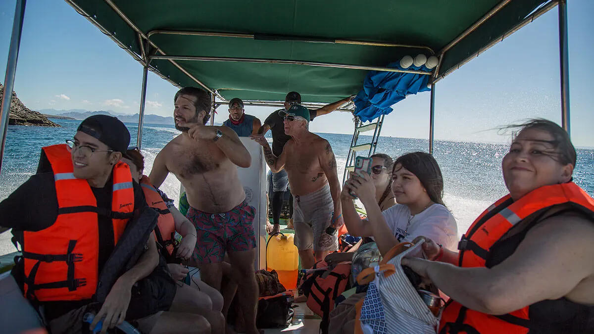 Personas admirando la Isla Espiritu Santo