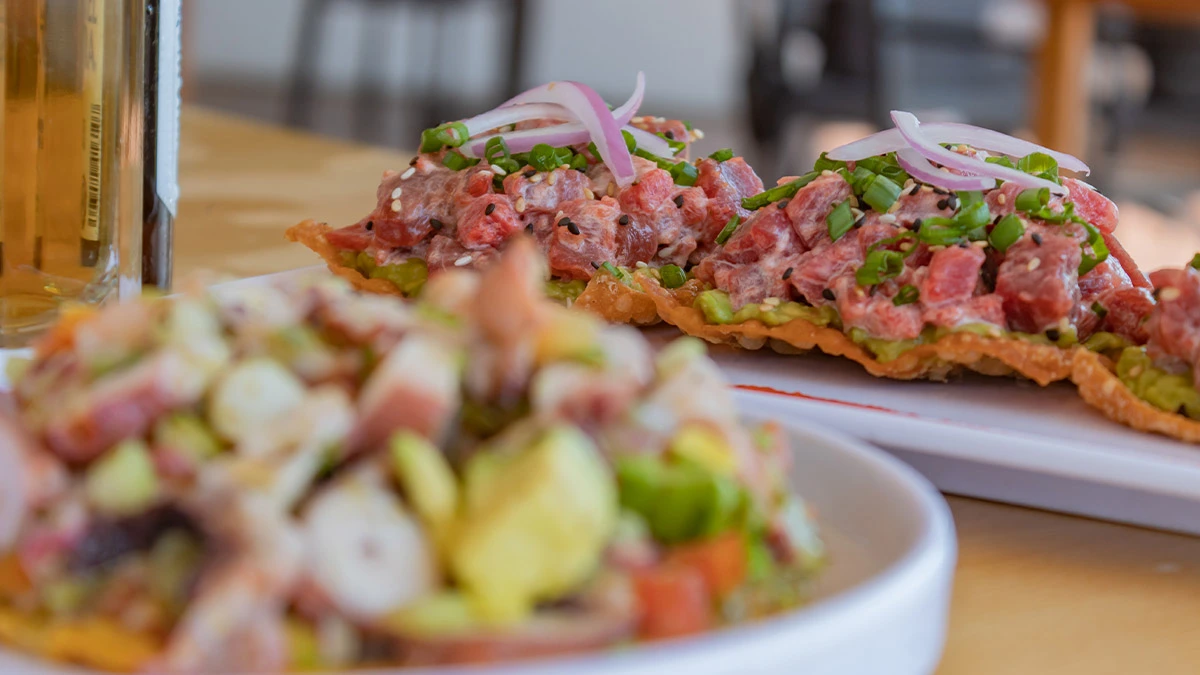 Varias tostadas de pescado