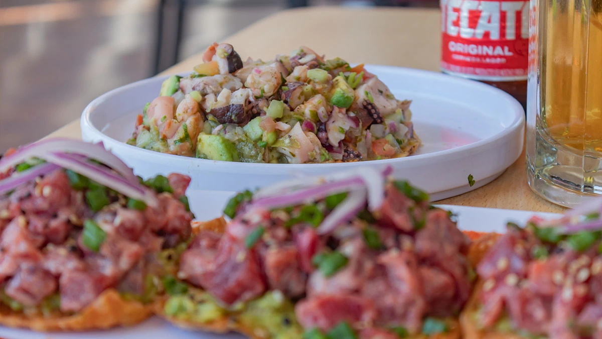 Tostadas de pescado y mariscos