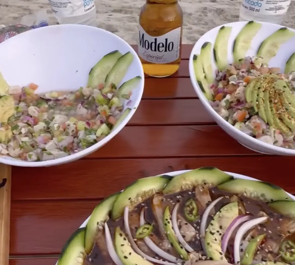 Ceviche y sashimi en la playa.
